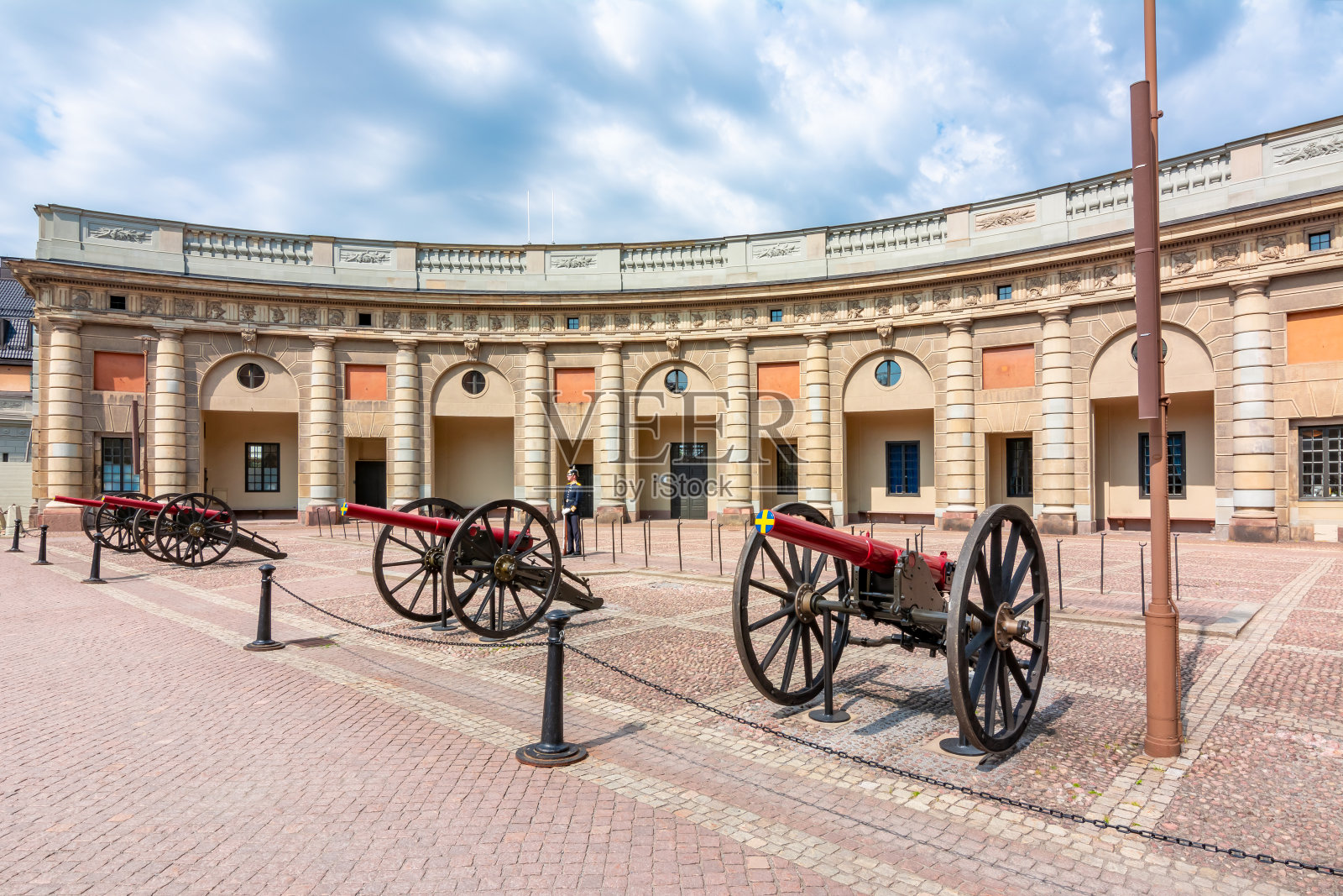 瑞典斯德哥尔摩王宫庭院中的古炮照片摄影图片