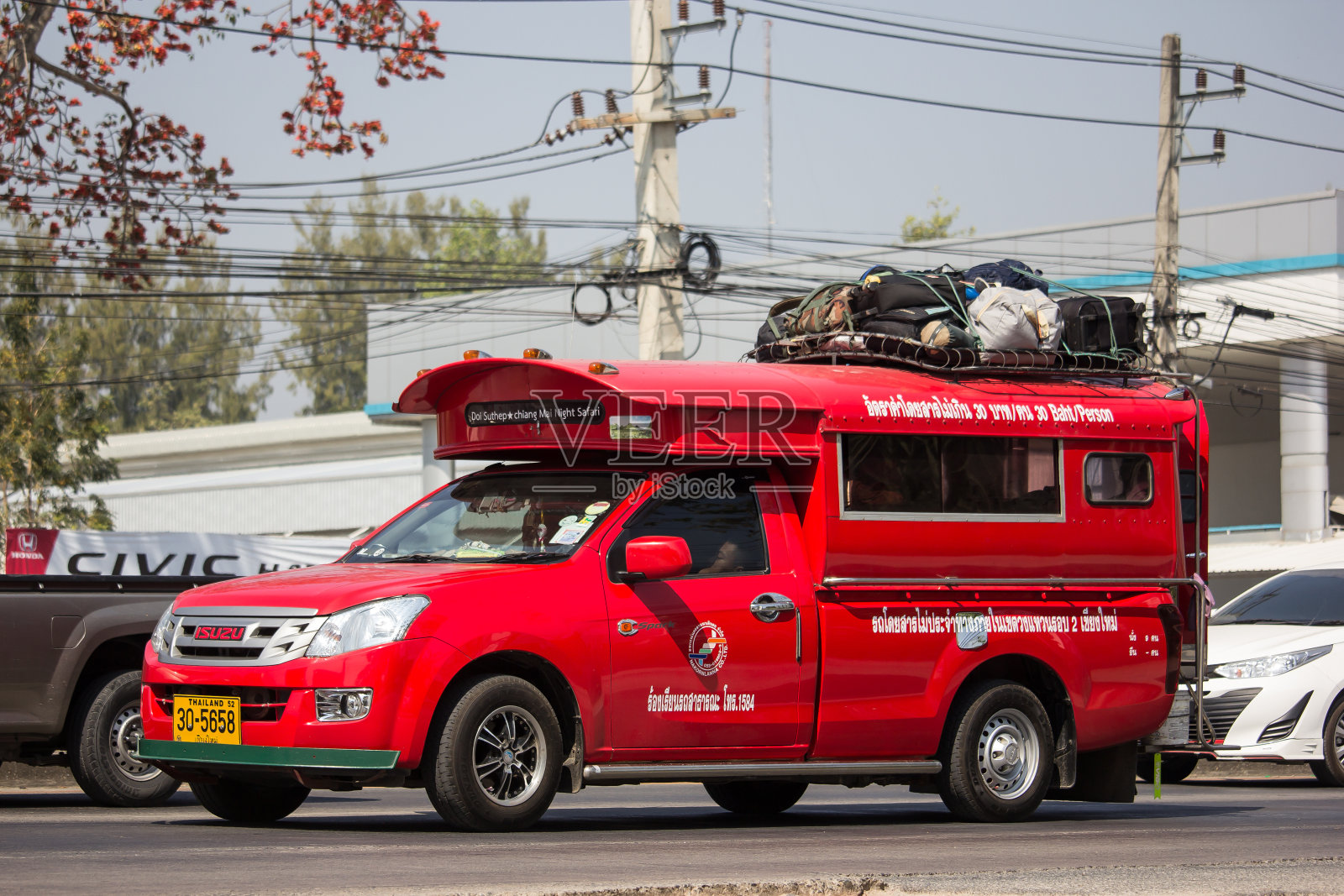 红色出租车清迈。服务于城市及周边地区照片摄影图片