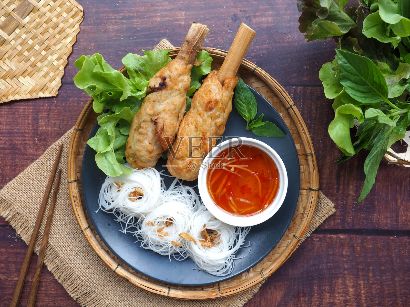 炒虾汤——越南菜，用甘蔗炸虾配上粉丝、甜酱和蔬菜照片摄影图片