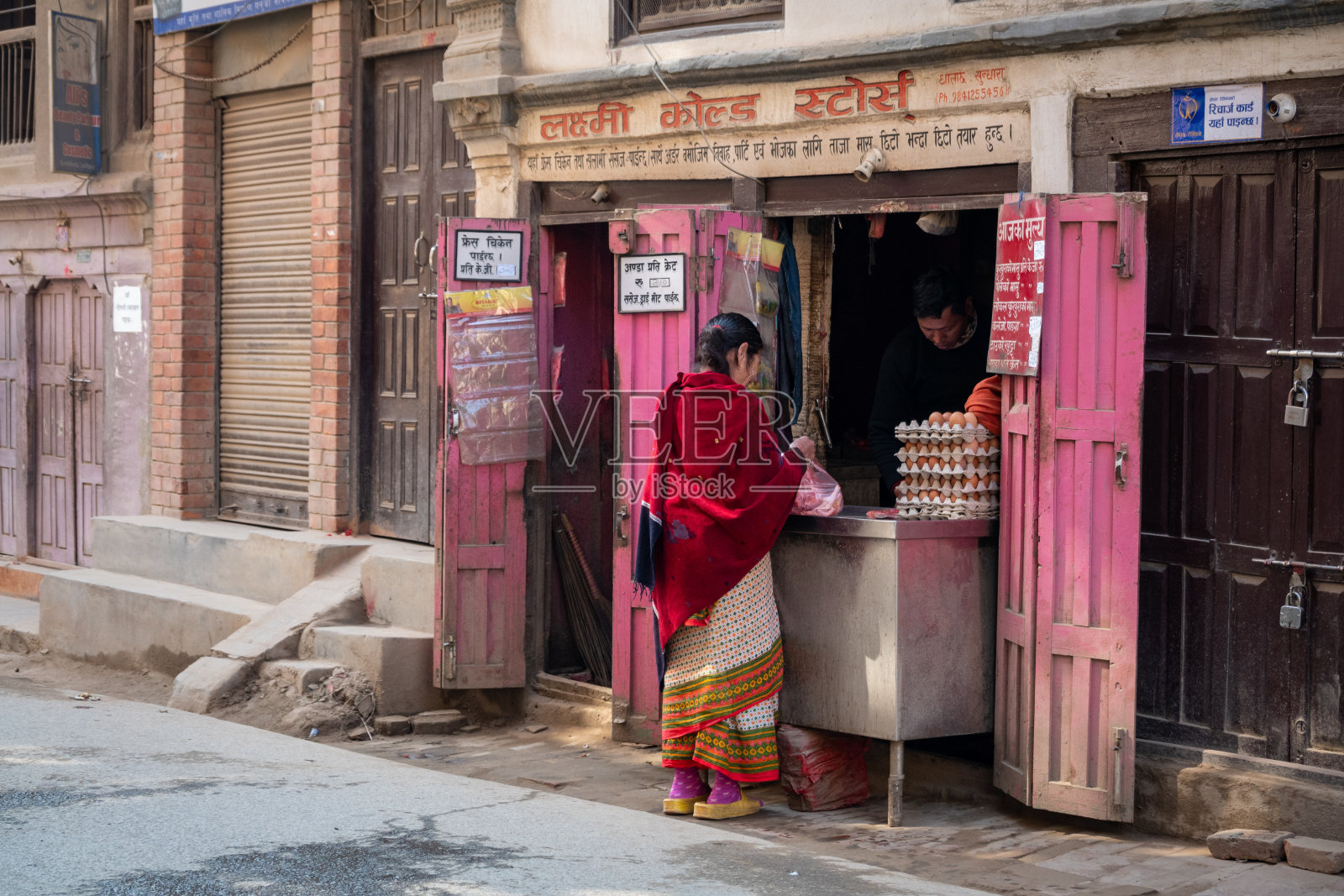 在加德满都肉店购买肉类的女人照片摄影图片
