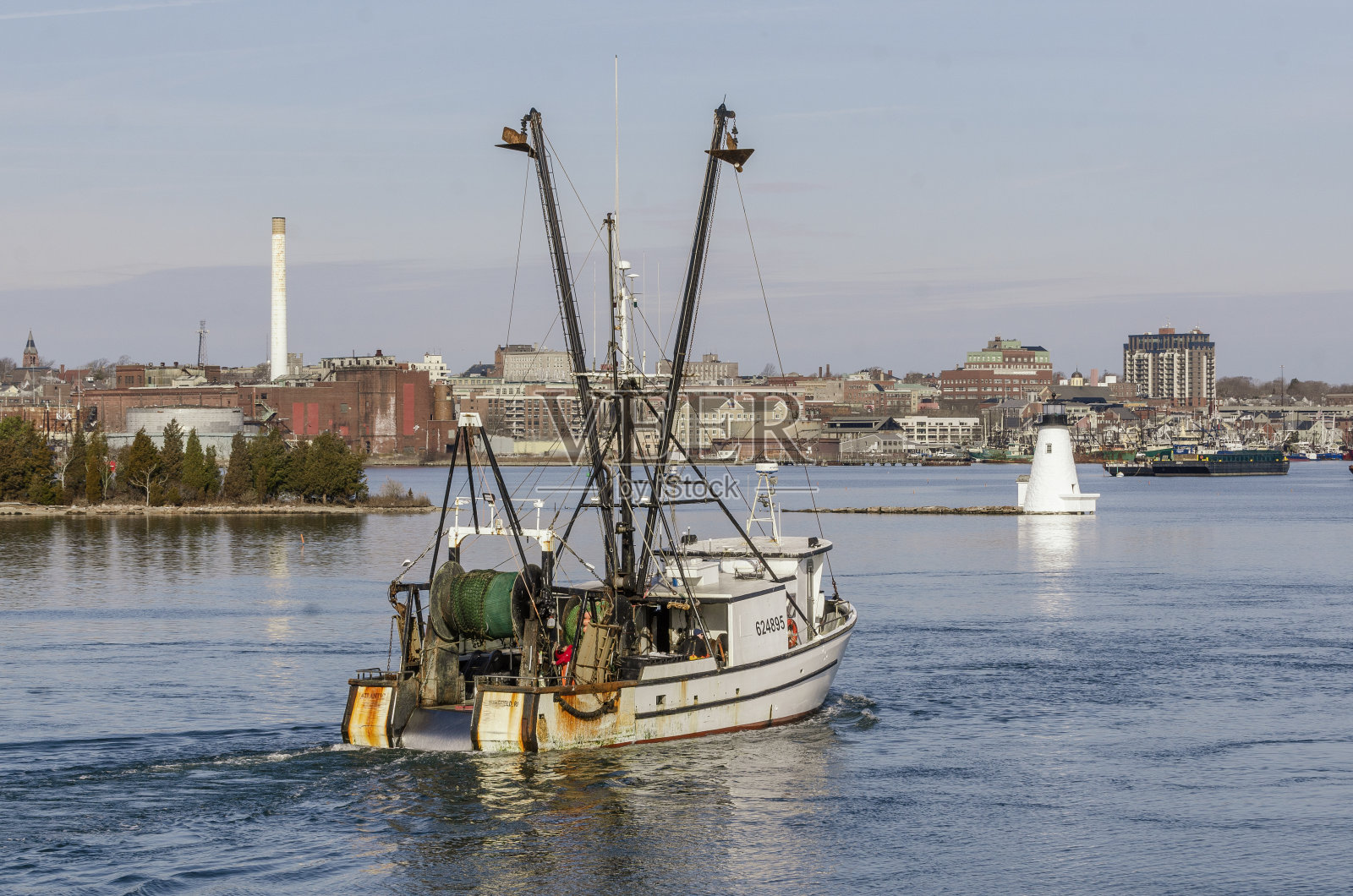驶往鱼类加工厂的“大西洋女王”号拖网渔船照片摄影图片