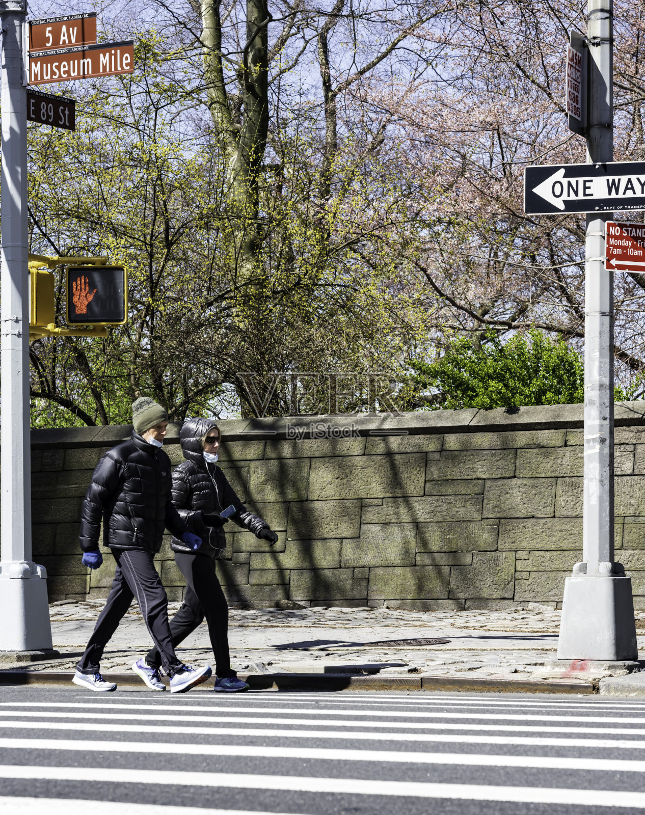 戴口罩的男女在冠状病毒感染期间走上第五大道照片摄影图片