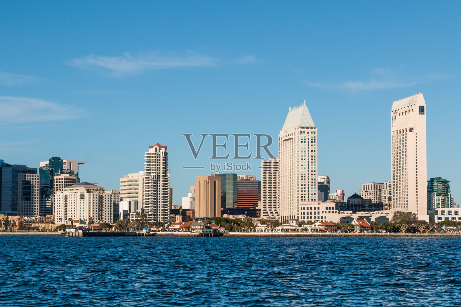 海港村，海滨酒店和圣地亚哥市中心照片摄影图片