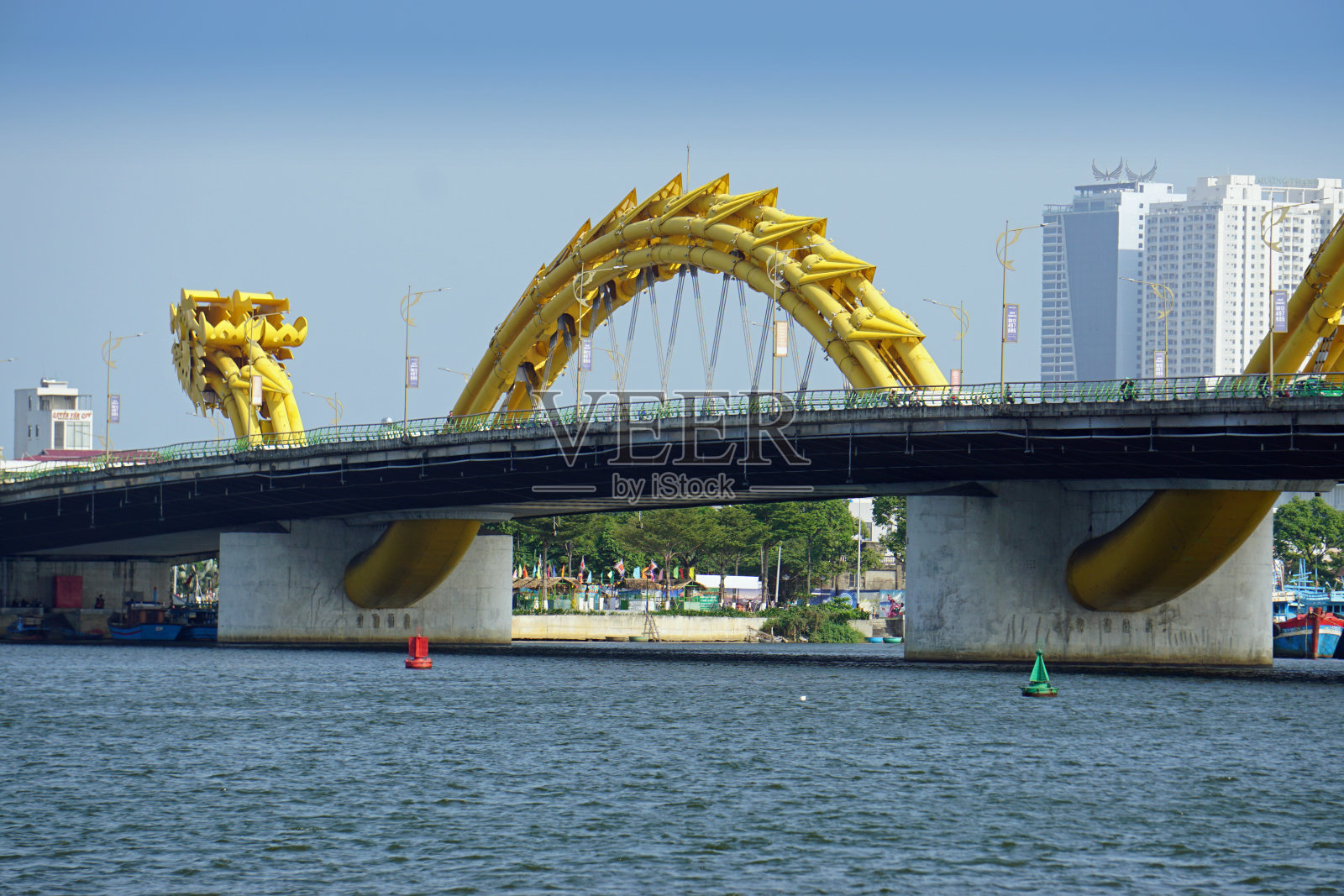 越南岘港，约2020年2月:著名的龙桥照片摄影图片
