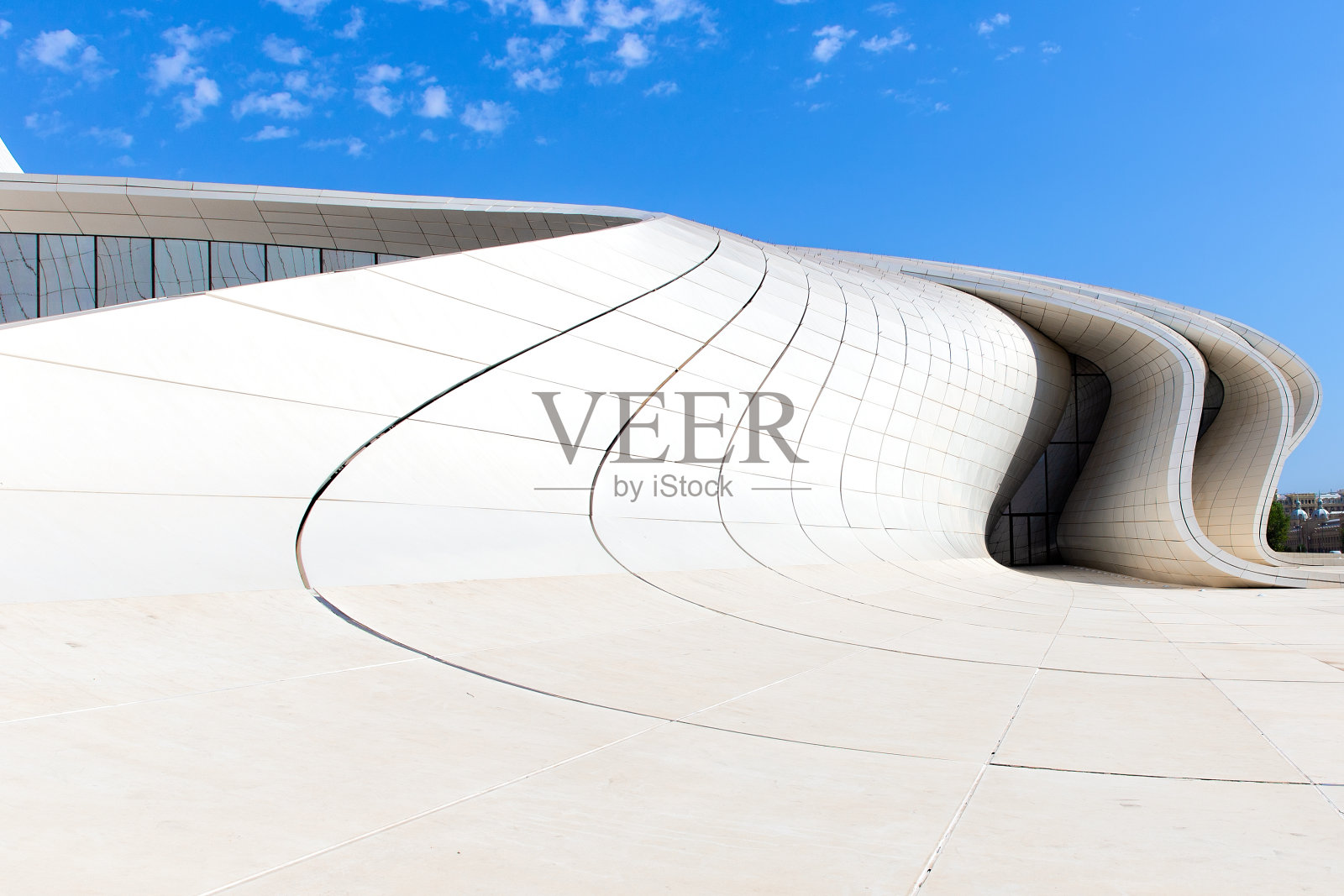 阳光明媚的海达尔·阿利耶夫中心照片摄影图片