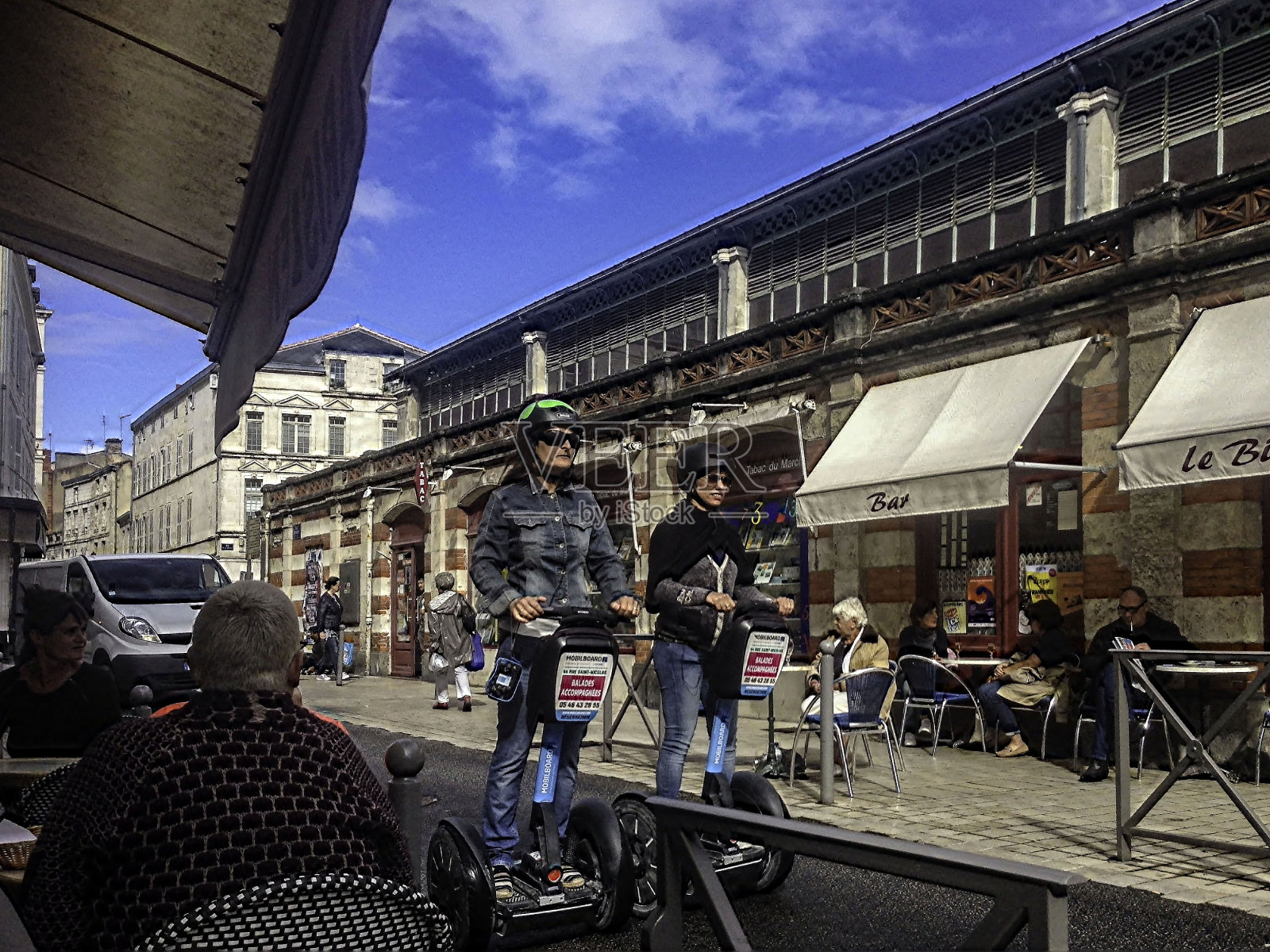 两个人在法国拉罗谢尔的赛格威旅行照片摄影图片