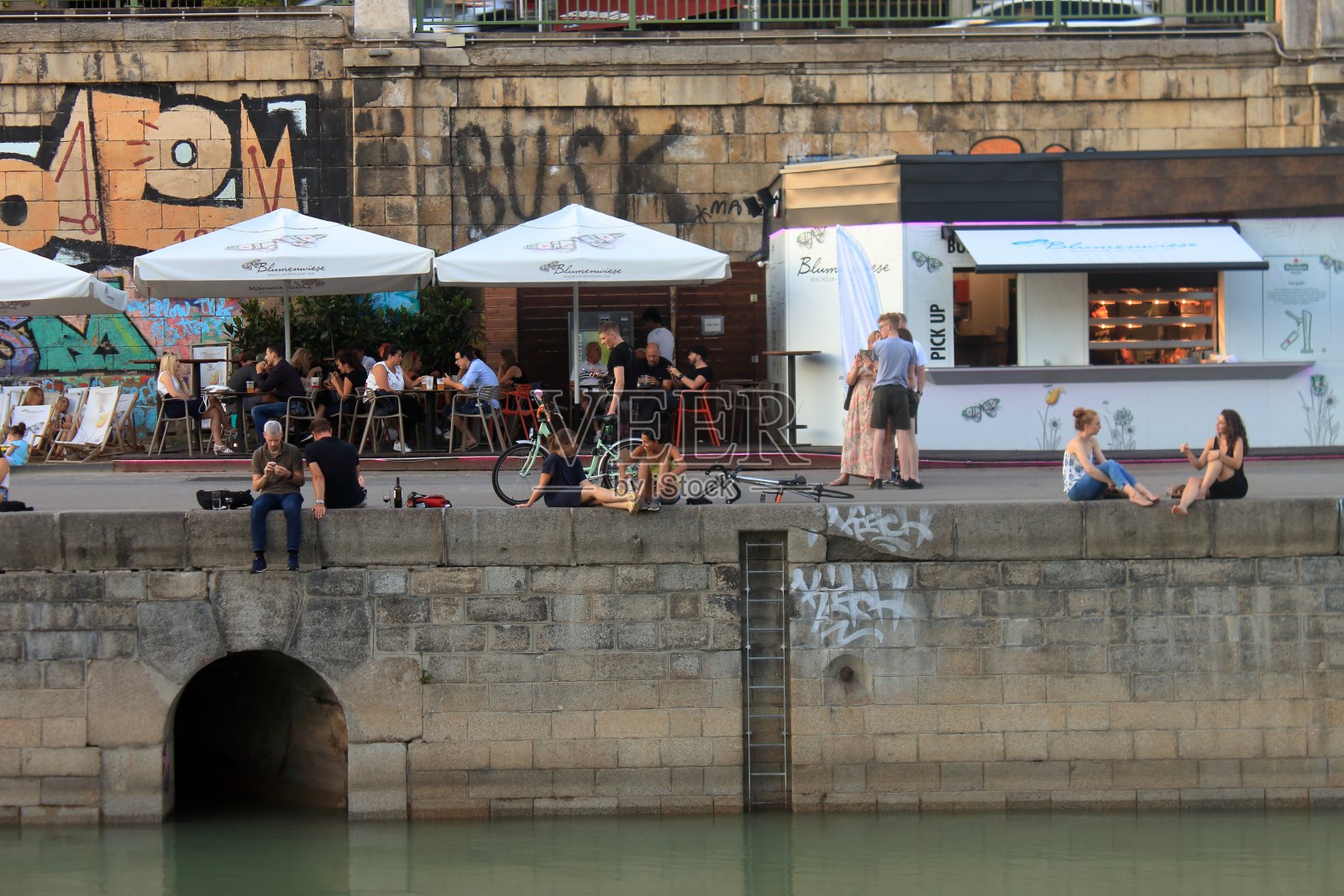 风景多瑙河巡航在维也纳与巴伐利亚餐厅和传统启发式歌曲照片摄影图片