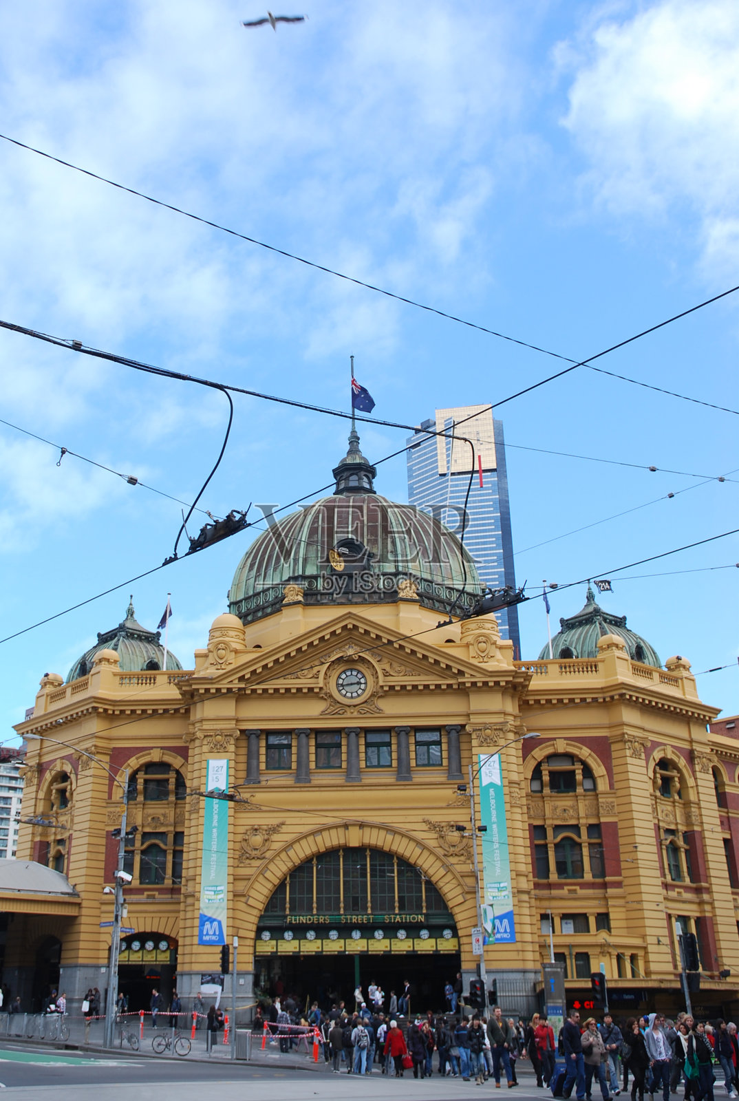 墨尔本弗林德斯街火车站外。照片摄影图片