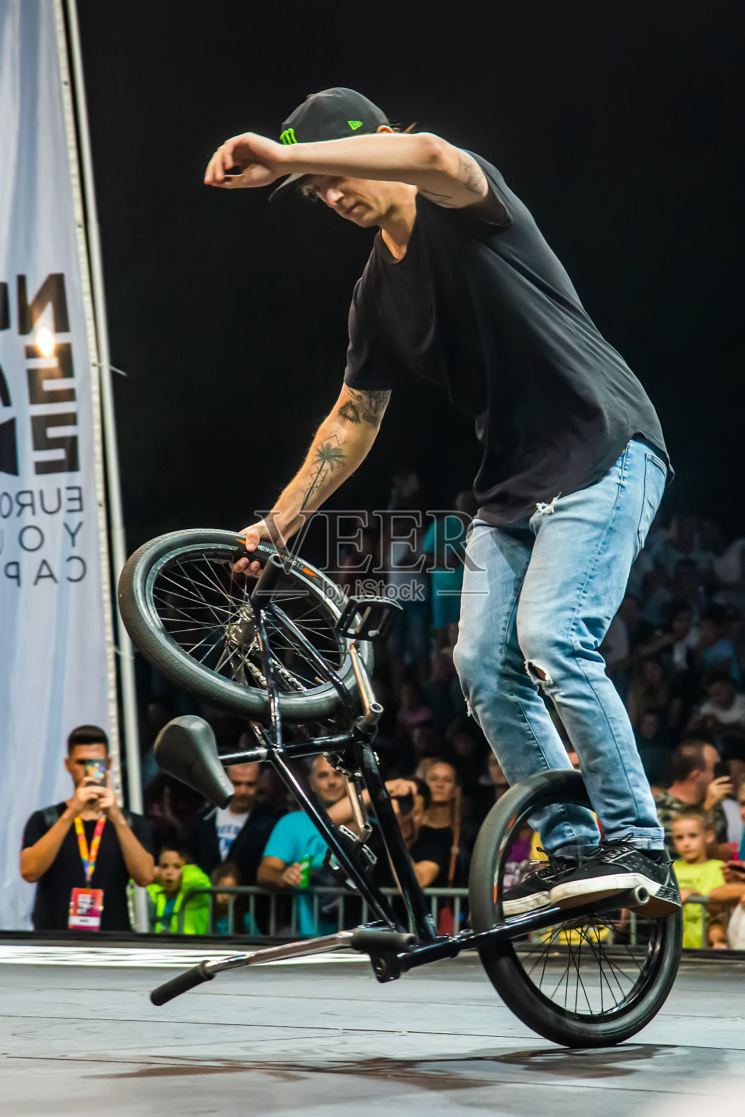 在最大的自由式小轮车展览平台上进行比赛。照片摄影图片