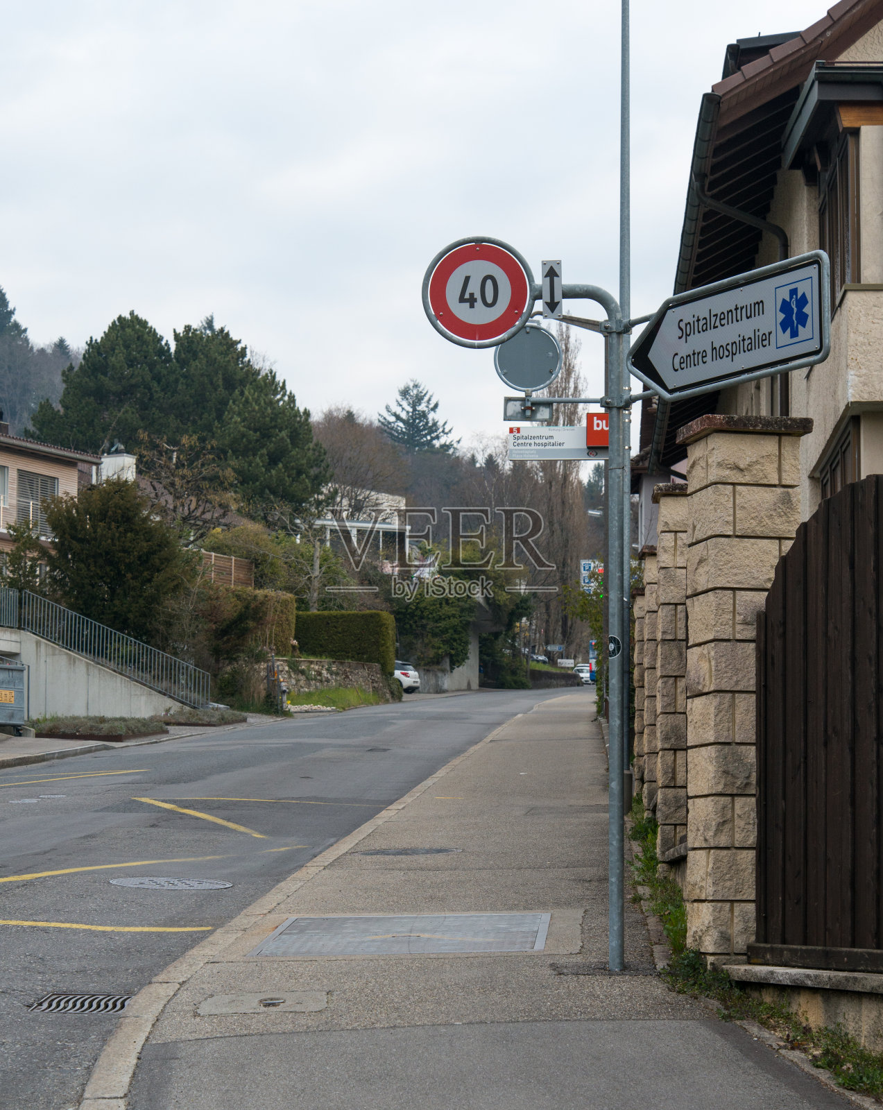 通往Biel Bienne市医院中心的路标照片摄影图片