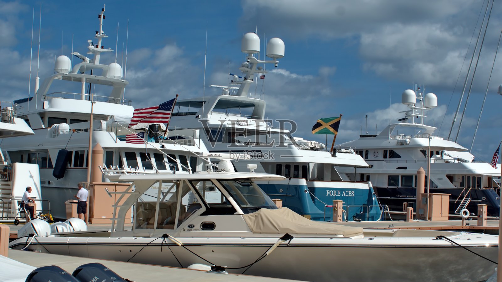 码头上的游艇照片摄影图片