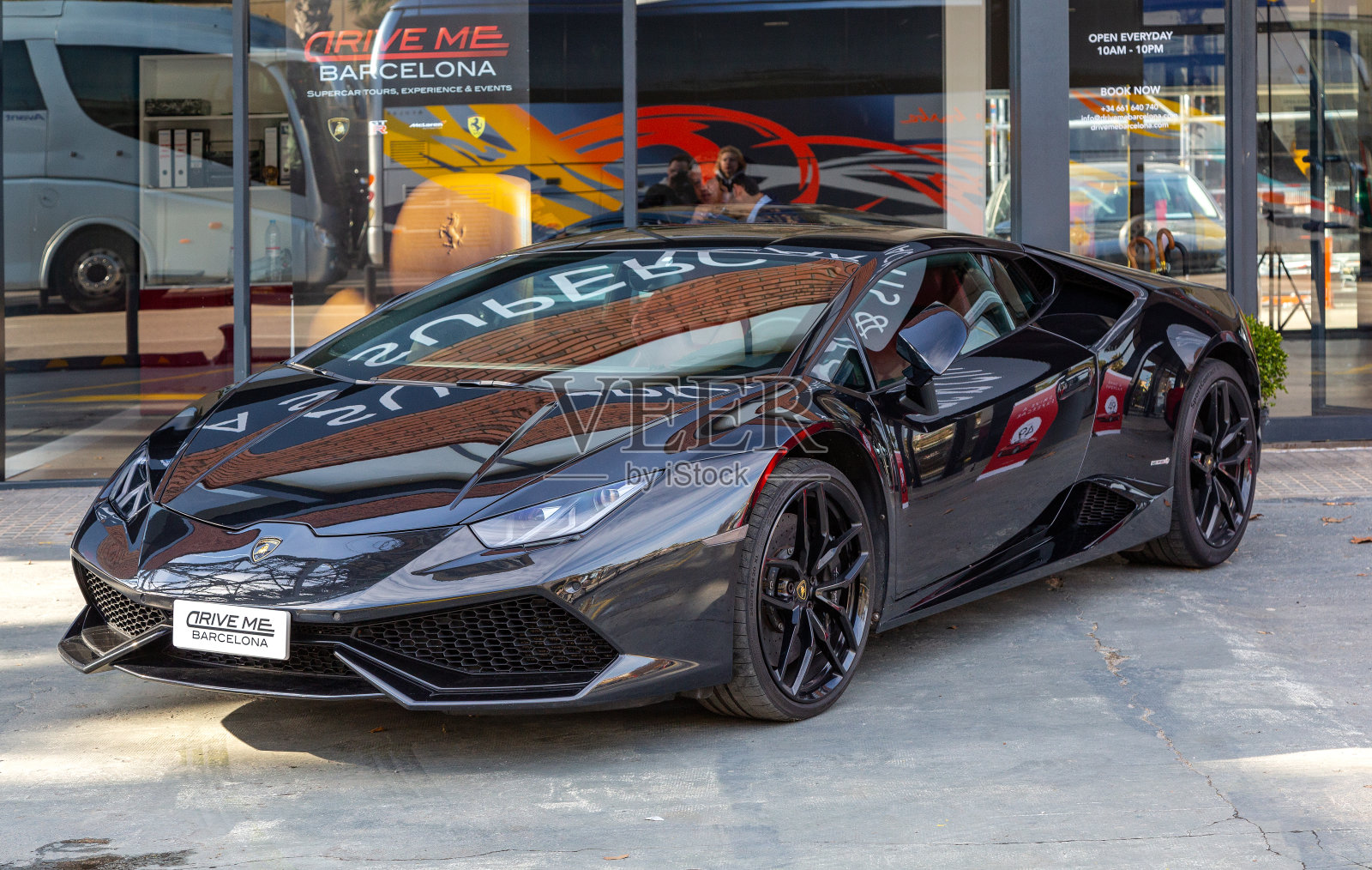 黑色的兰博基尼而来照片摄影图片