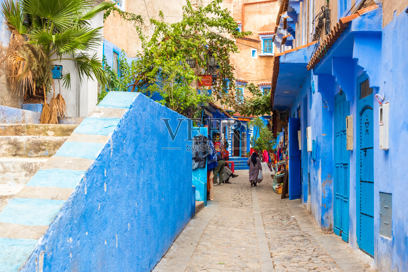 蓝色小镇的街道照片摄影图片