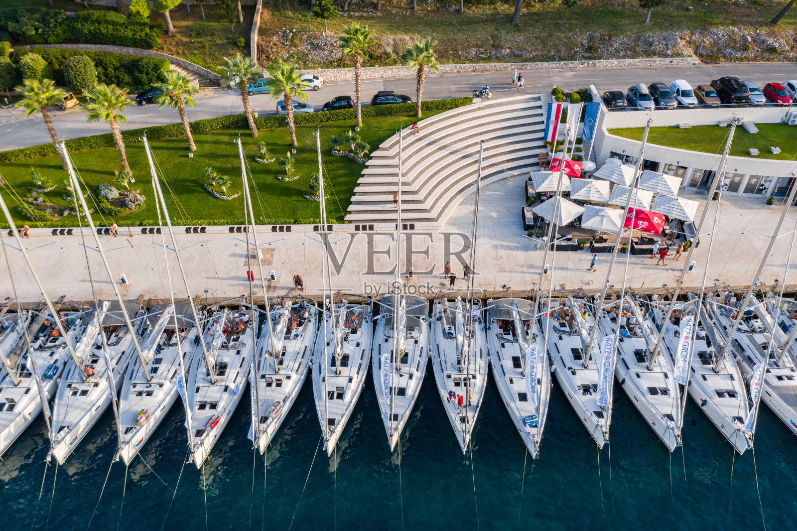 2019年9月15日，克罗地亚，马斯里尼察，日落时分，无人机在一艘平排帆船上拍摄，参赛者在比赛后休息，碧蓝的水面，码头照片摄影图片