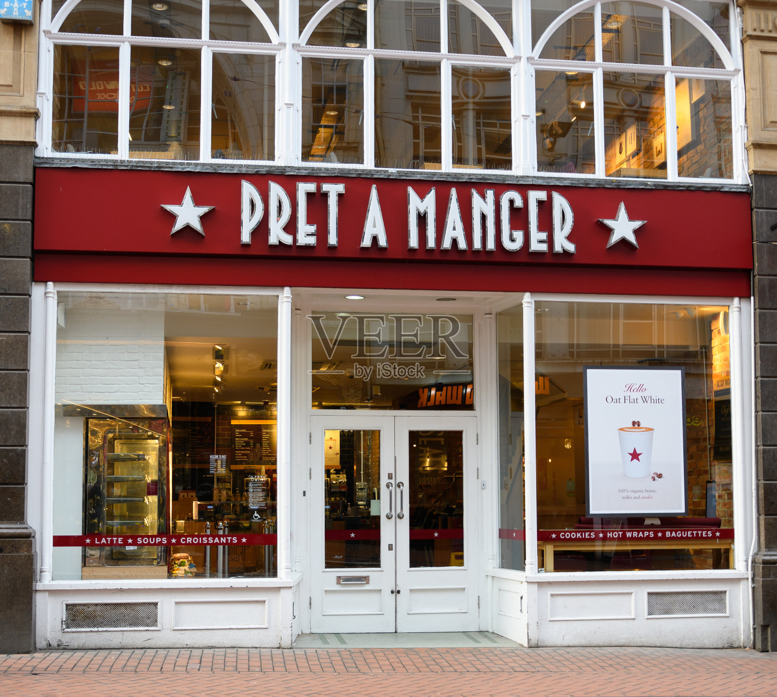 新街上的Pret a Manger三明治店的正面照片摄影图片