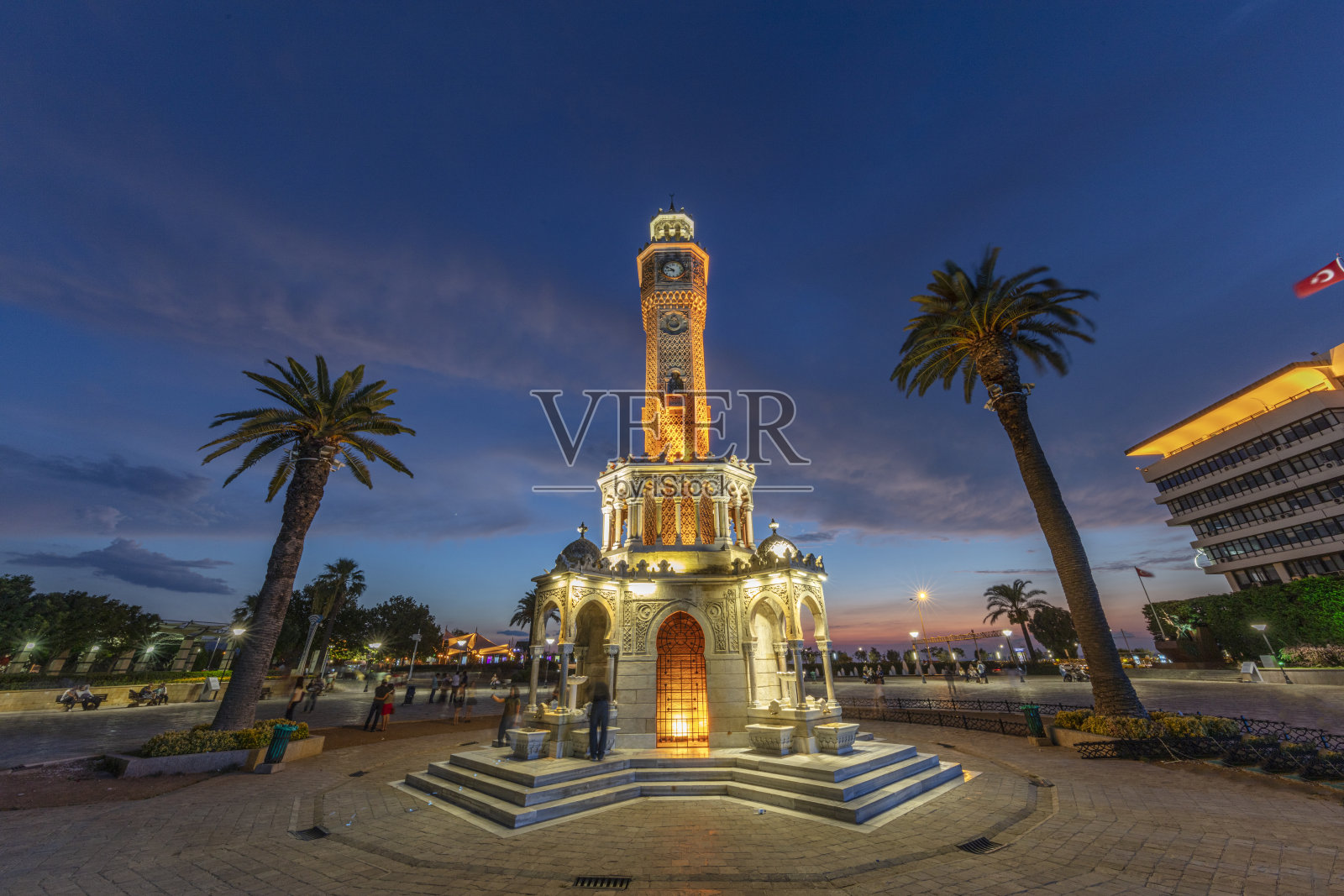 2018年8月4日，土耳其伊兹密尔;土耳其伊兹密尔的科纳克广场和钟楼日落。伊兹密尔钟楼是这个城市最著名的地标。照片摄影图片