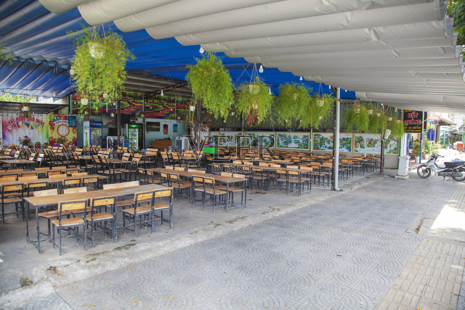 越南中部。在岘港，游客们在一家咖啡馆里观看飞机降落照片摄影图片