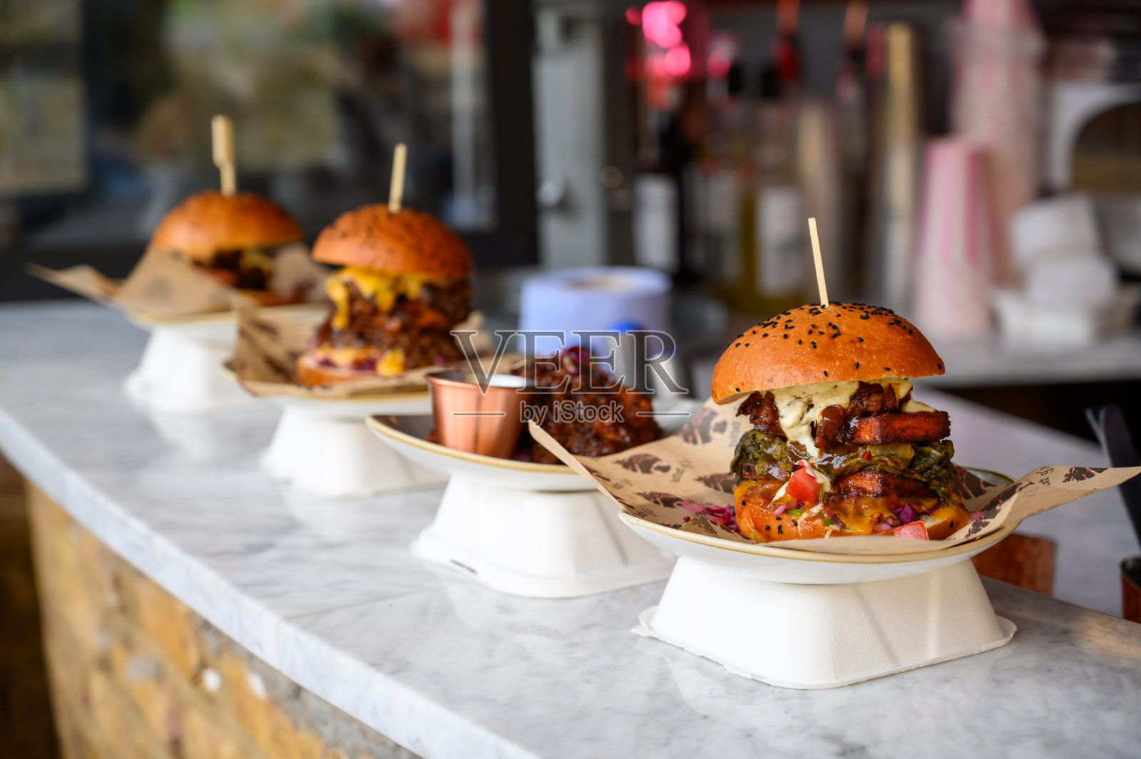 卡姆登洛克市场(Camden Lock Markets)的街头小吃摊上排起了长队的外来汉堡照片摄影图片