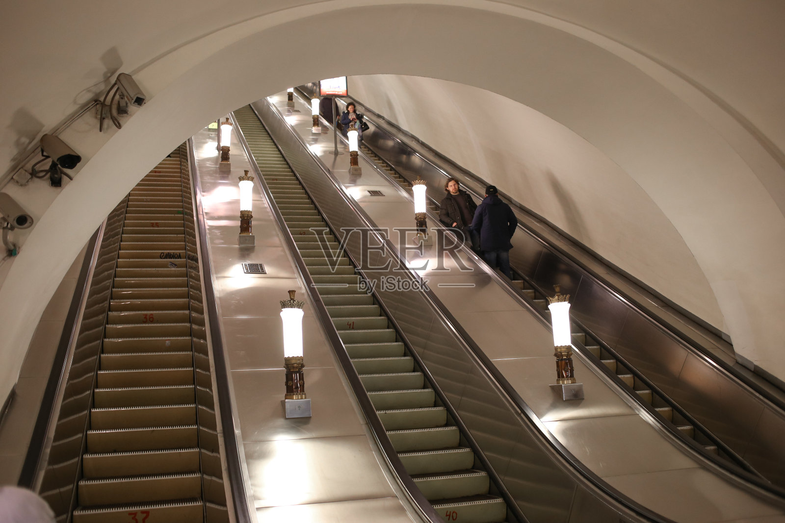 乘地铁的人都是乘自动扶梯下去的照片摄影图片