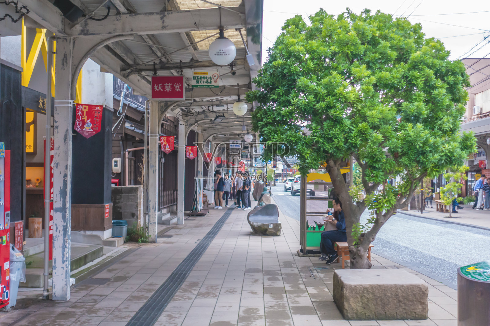 境港市当地商店装饰着著名鬼太郎漫画人物照片摄影图片