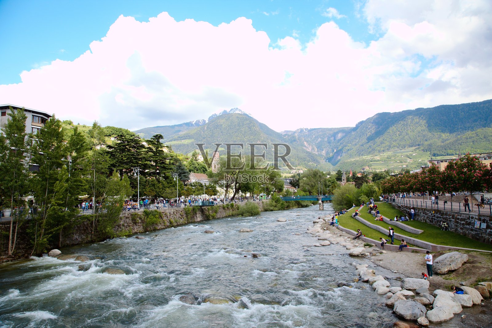 春天的一天，从意大利梅拉诺的一座桥上看帕西罗河照片摄影图片