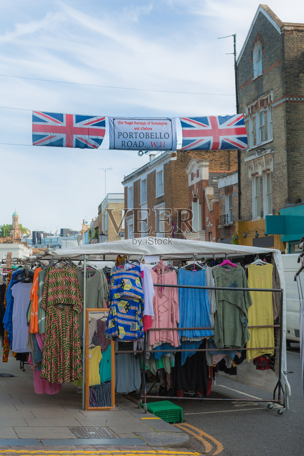 伦敦波多贝罗路一个摊位上展示的五颜六色的女装照片摄影图片