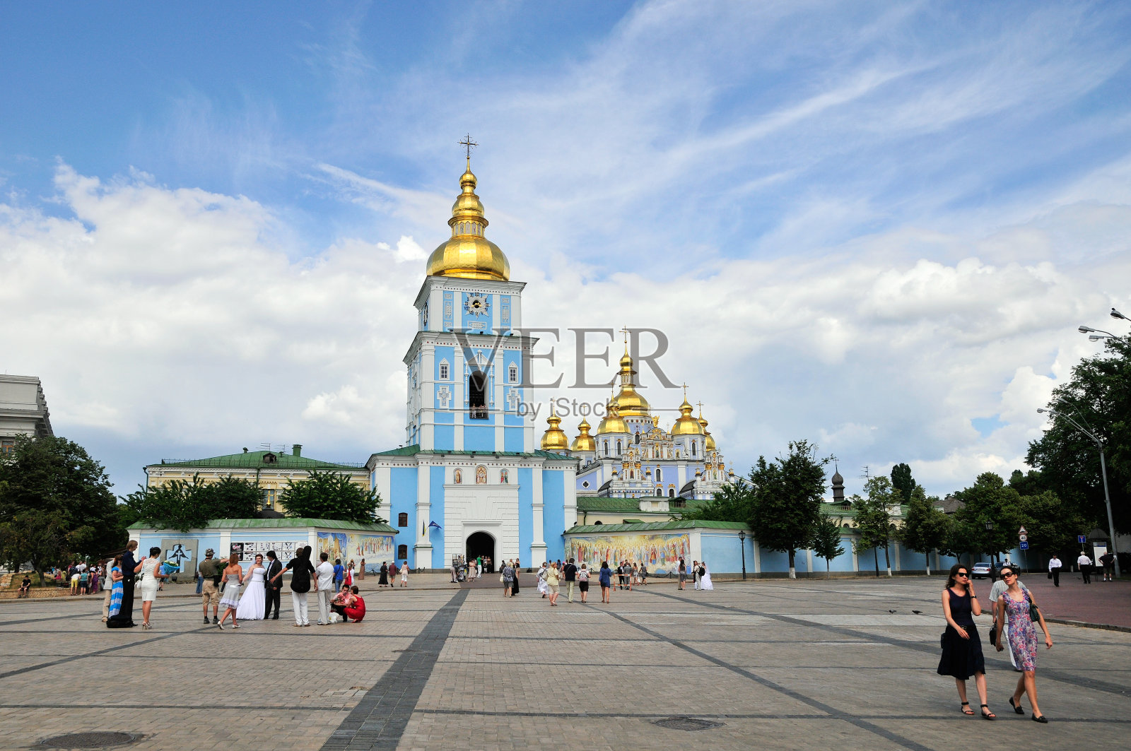 米哈伊洛夫斯卡娅广场-舍夫钦科夫斯基区的一个广场。圣迈克尔金顶修道院。照片摄影图片