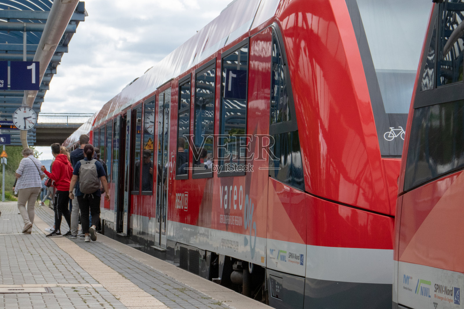 2019年9月3日，德国北威州，乘客离开和进入一列区域列车照片摄影图片