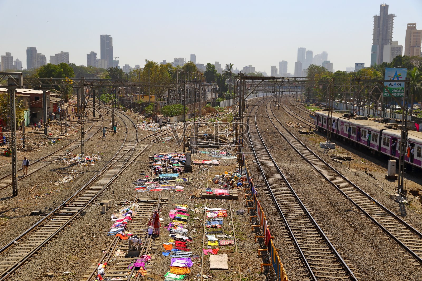 印度孟买——2019年2月7日:印度孟买达拉维贫民窟附近的郊区铁路。俯视图照片摄影图片