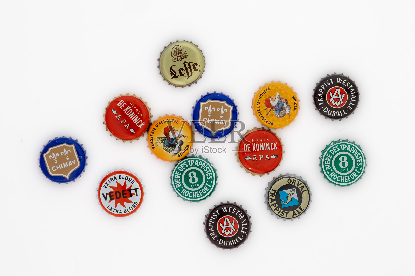 旧木桌上放着各种比利时传统啤酒的瓶盖照片摄影图片