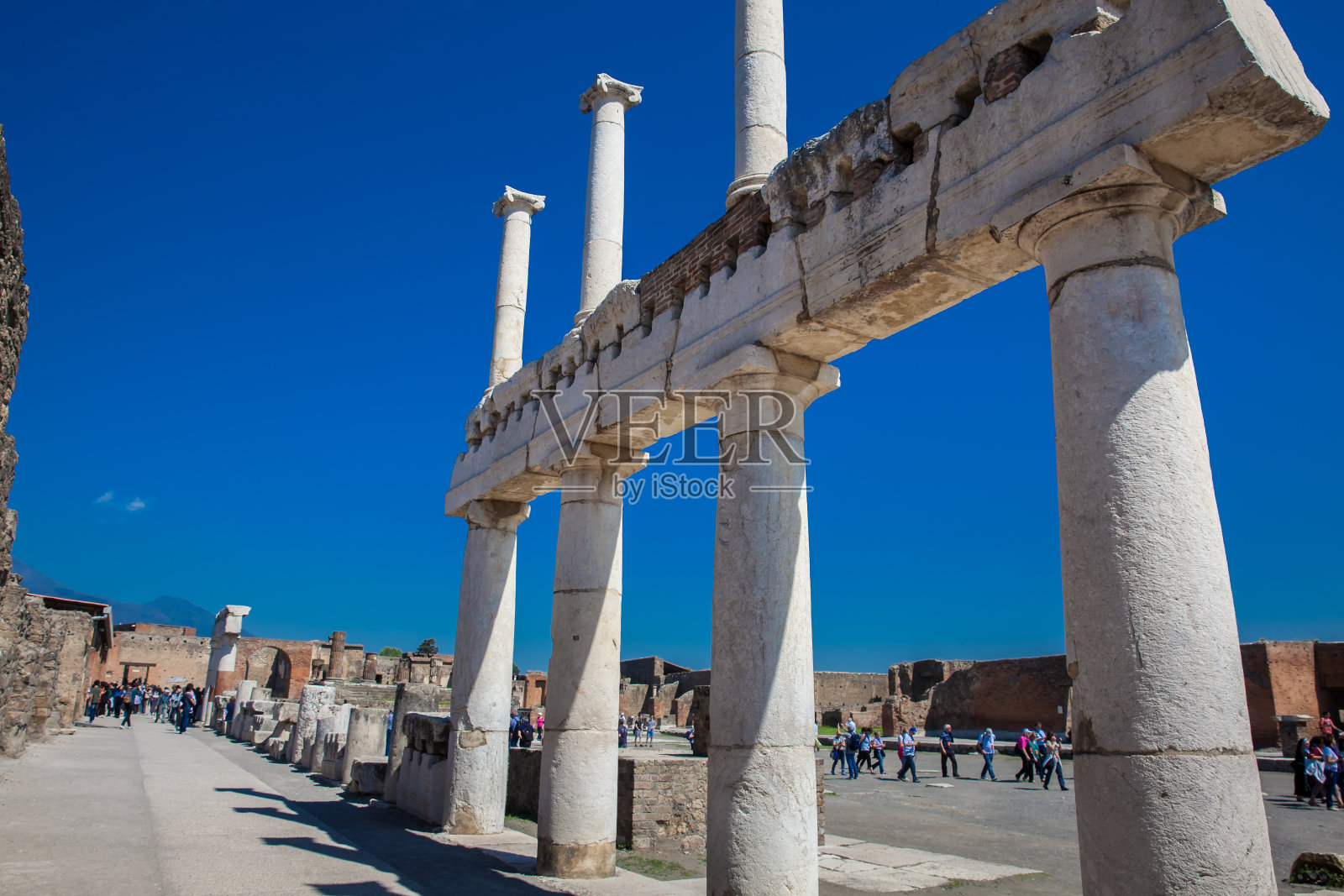 游客参观庞贝古城遗址照片摄影图片