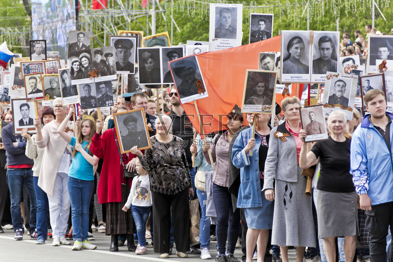 每年的胜利日，不朽团的人民游行队伍照片摄影图片