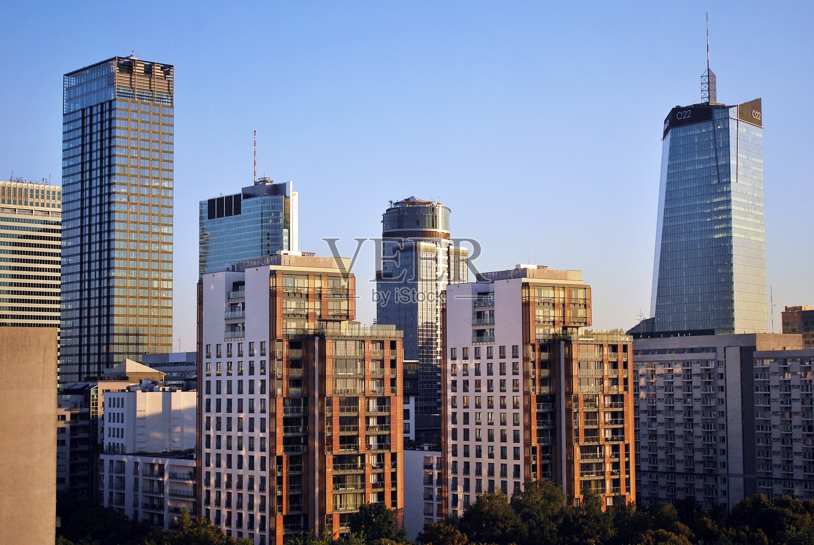 华沙的天际线。照片摄影图片