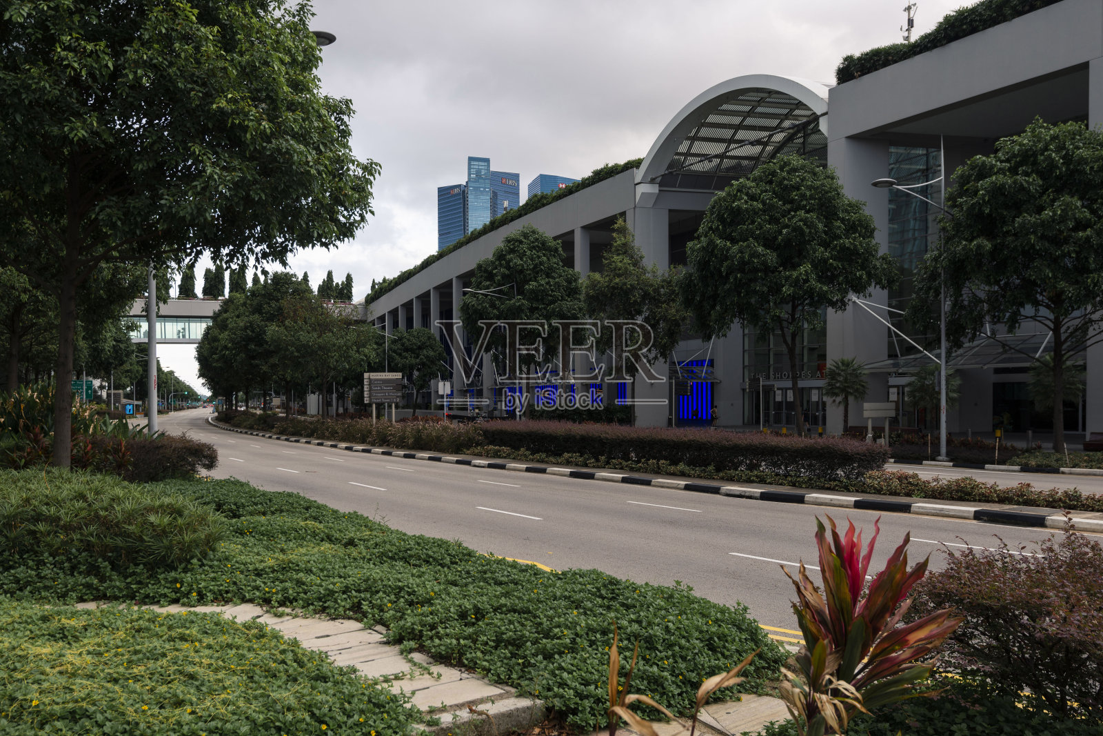 2019冠状病毒病爆发期间，新加坡滨海湾金沙酒店的空街照片摄影图片