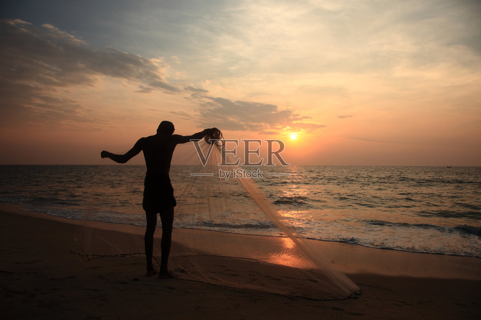 喀拉拉邦阿勒皮海滩上的日落钓鱼照片摄影图片