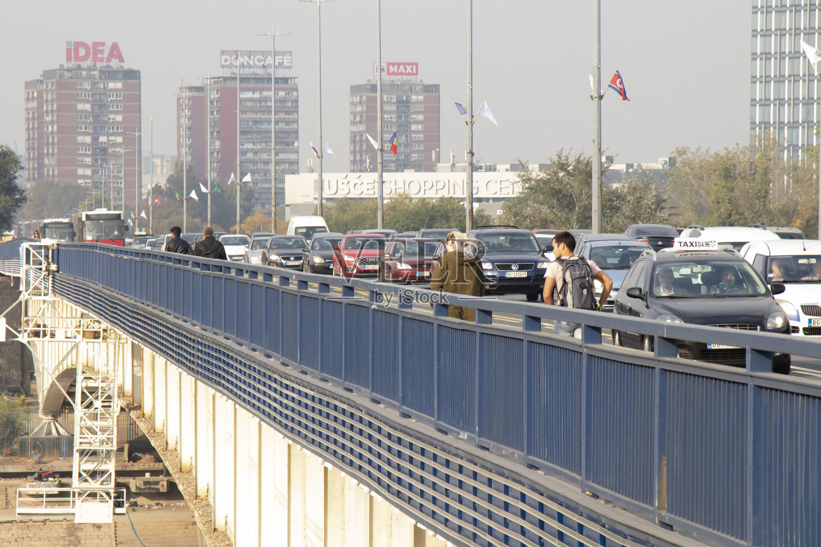 晴朗雾霾天里的城市街道和行人照片摄影图片