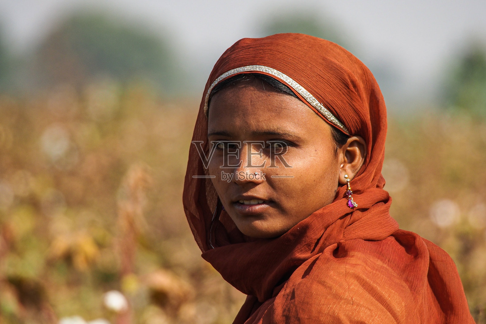 印度，Jaisalmer:在拉贾斯坦邦的Jaisalmer，穿着漂亮的女人照片摄影图片