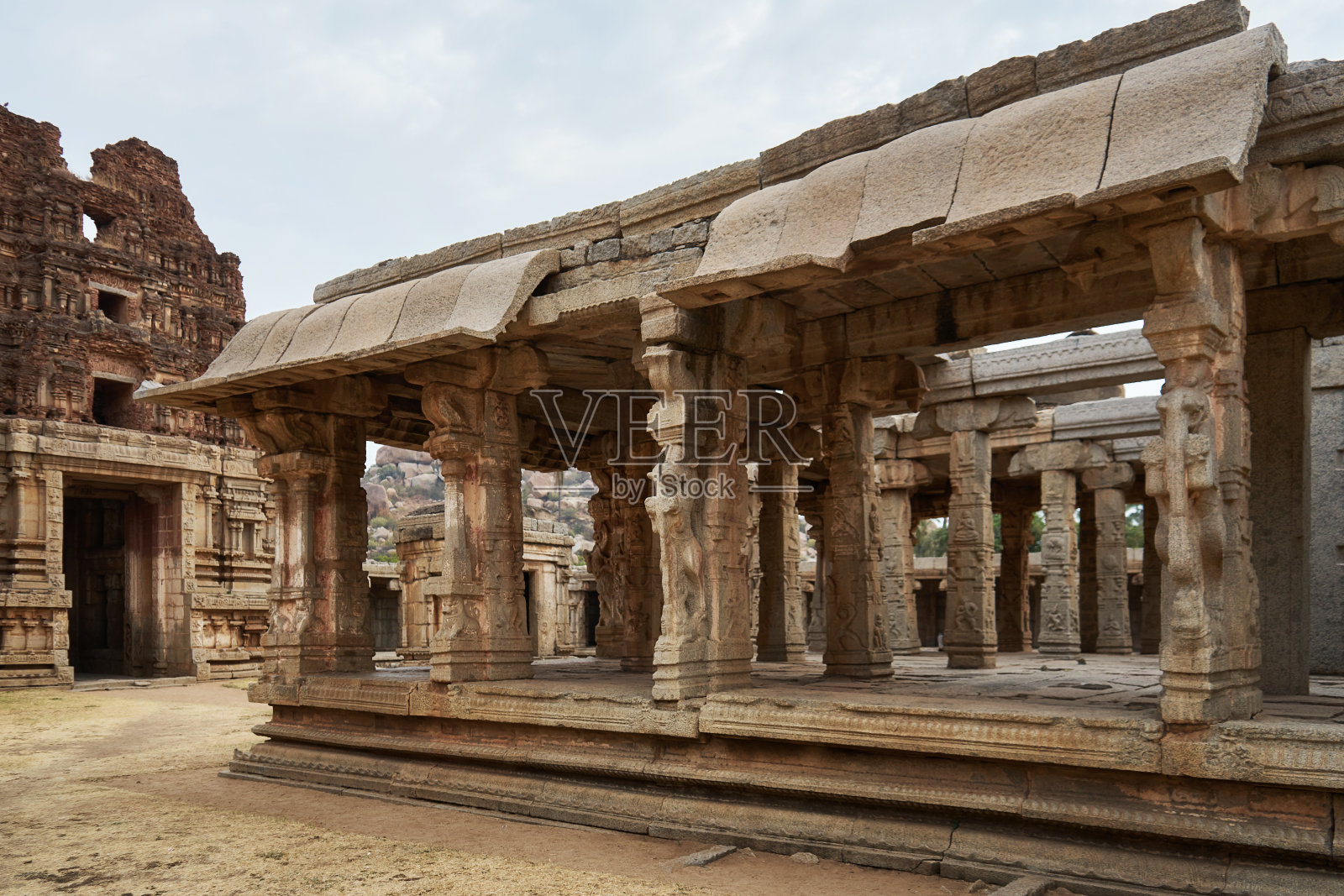 Hampi Achyuta莱雅神庙,印度。寺庙院子里的柱子。照片摄影图片