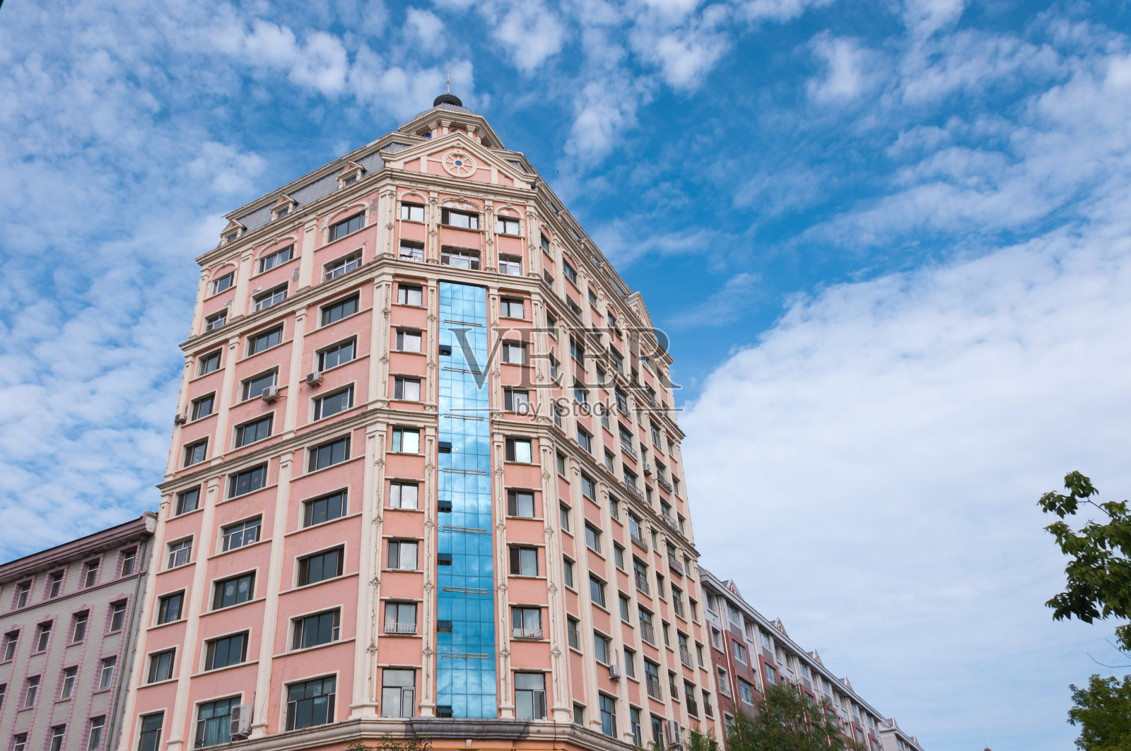 中国，黑河，2019年7月:夏季黑河城市街道高层住宅楼照片摄影图片