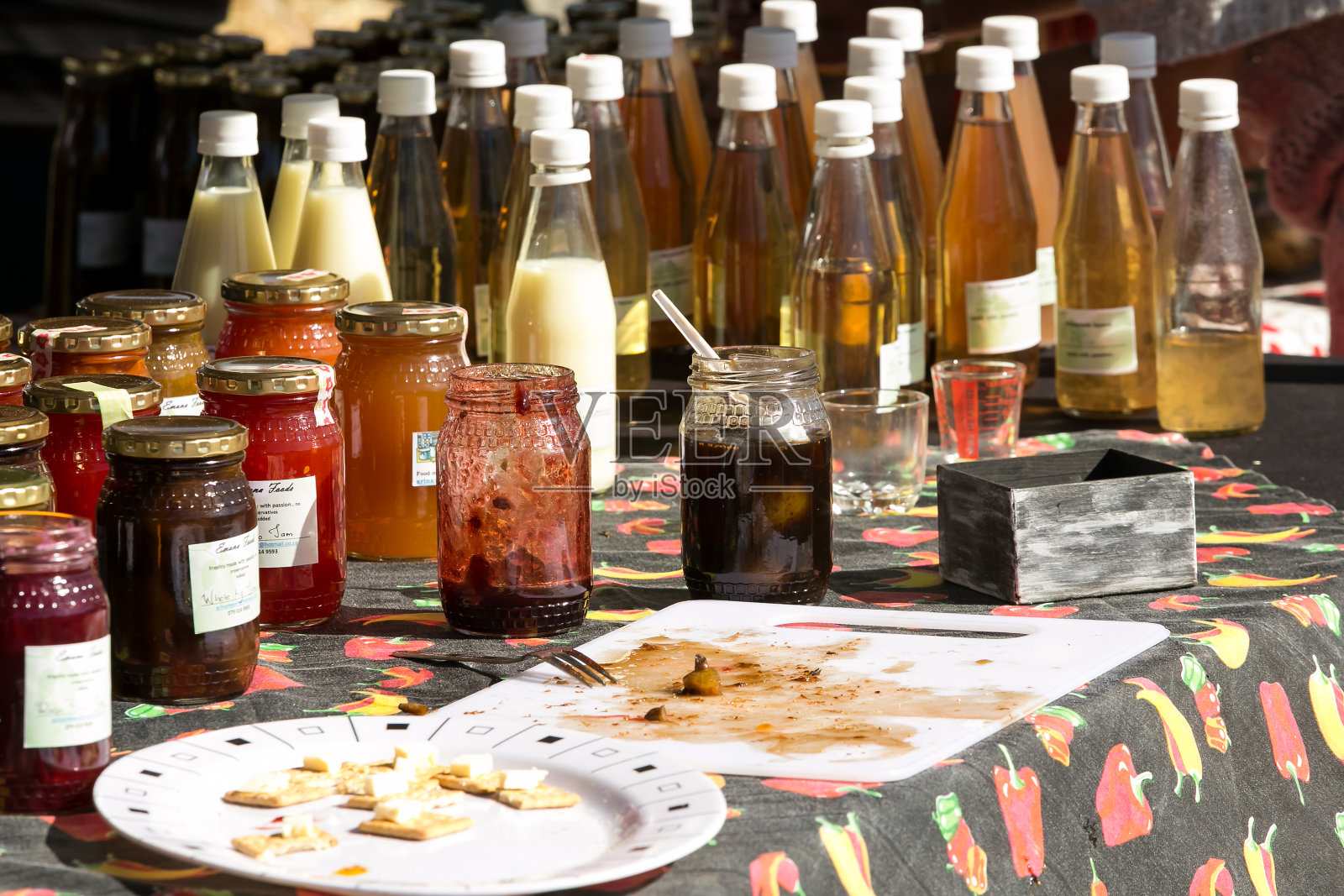 户外农贸市场的摊档售卖自制农产品照片摄影图片