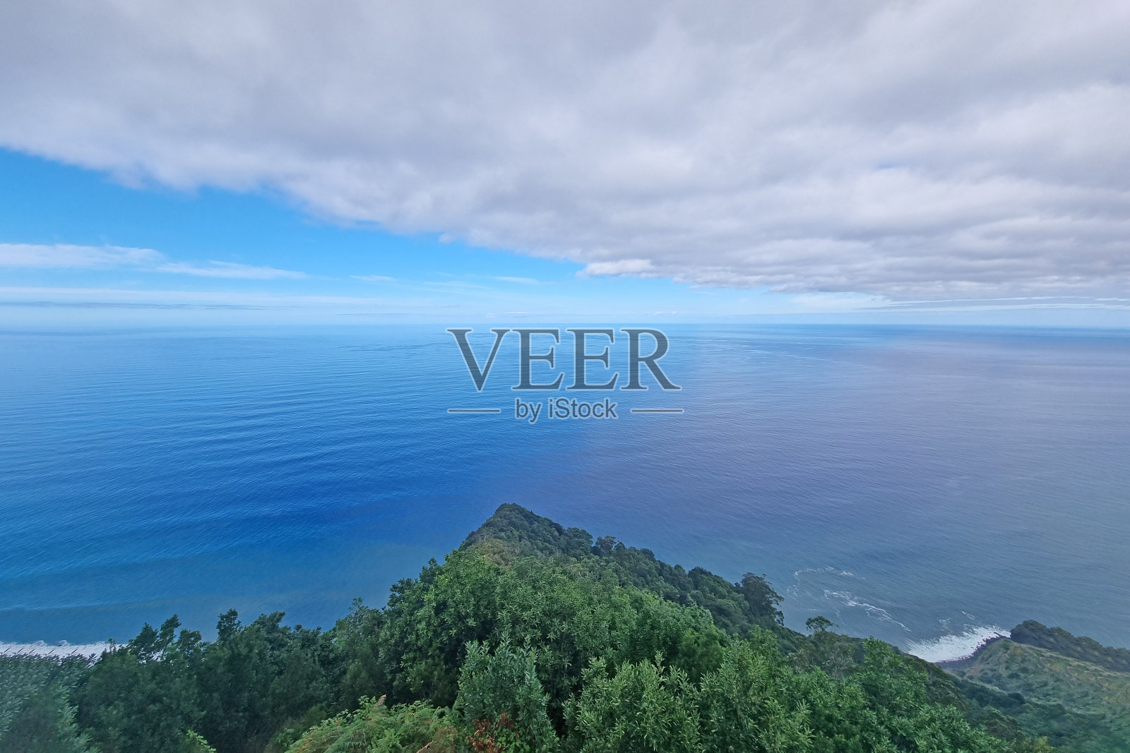 从海洋中岛屿的海岸俯瞰。照片摄影图片