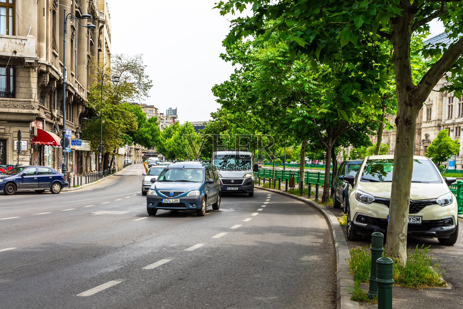 高峰时间的汽车在红灯前停下来了。2020年，罗马尼亚首都布加勒斯特，汽车污染，早晚交通堵塞照片摄影图片