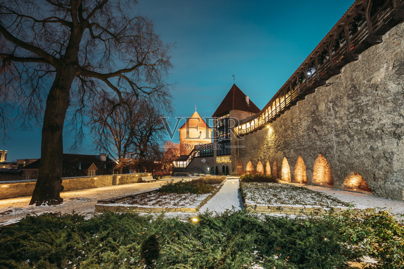 爱沙尼亚塔林。中世纪塔在冬天在夜晚的照明。联合国教科文组织著名的地标。目的地的风景照片摄影图片
