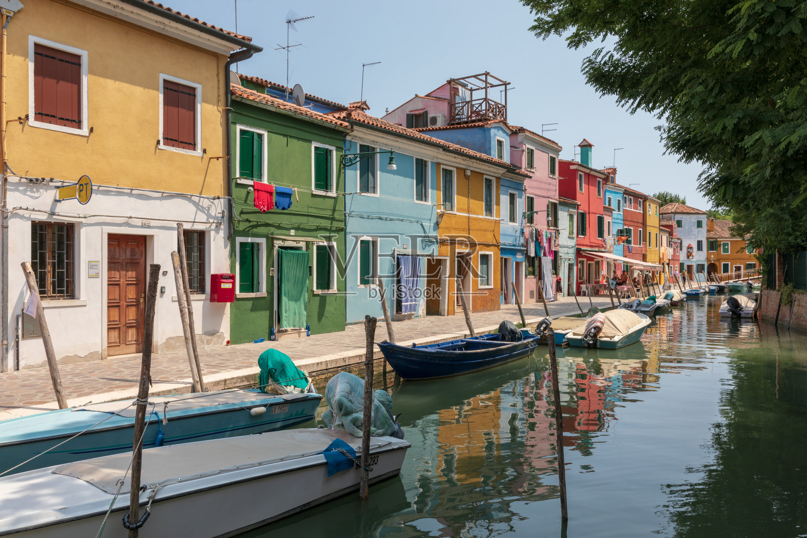 在布拉诺，彩色房屋和水渠的全景照片摄影图片