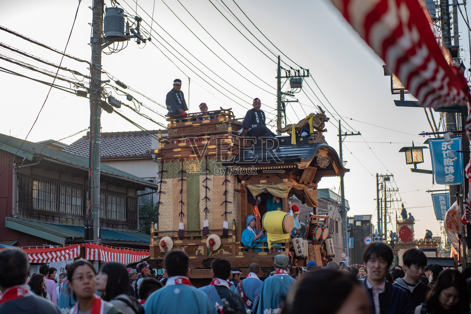 川越节，便携式神龛和观众。照片摄影图片