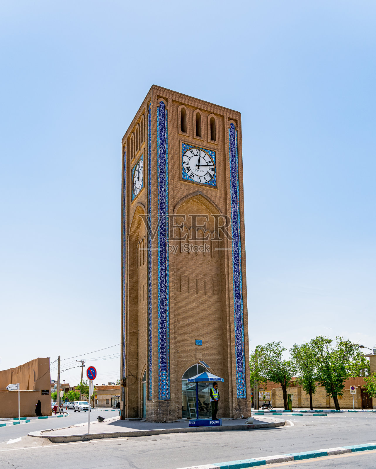 伊朗亚兹德的钟楼，位于伊玛目·霍梅尼大街旁照片摄影图片