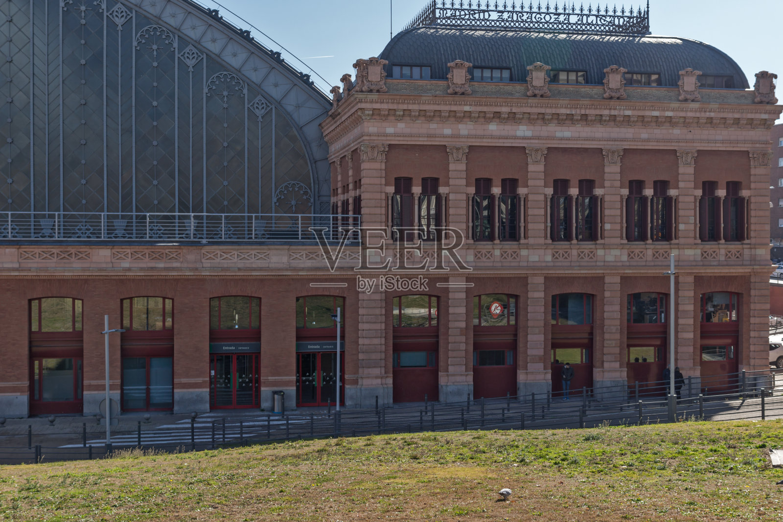 西班牙马德里的阿托查火车站照片摄影图片