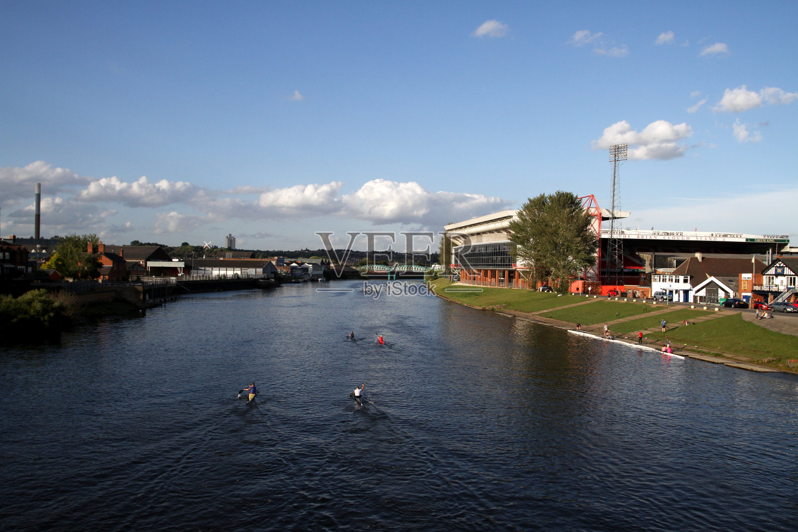 在英国诺丁汉，皮划艇手在特伦特河上划桨照片摄影图片