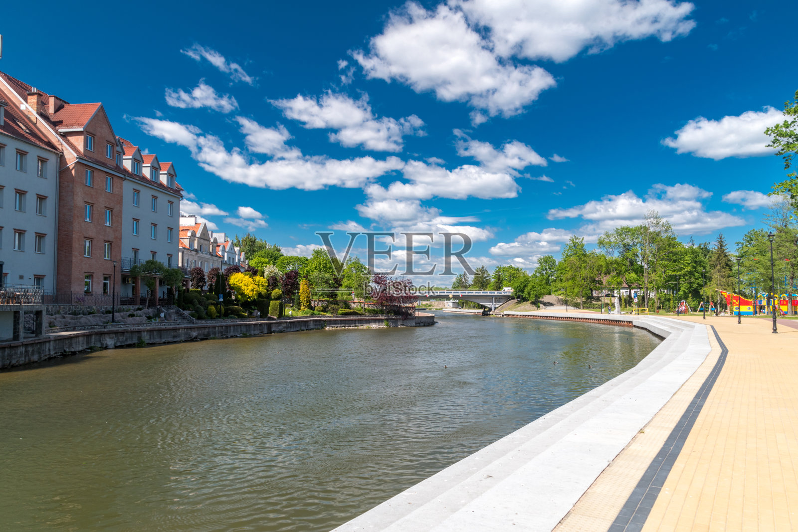 比萨河及其周边地区。照片摄影图片