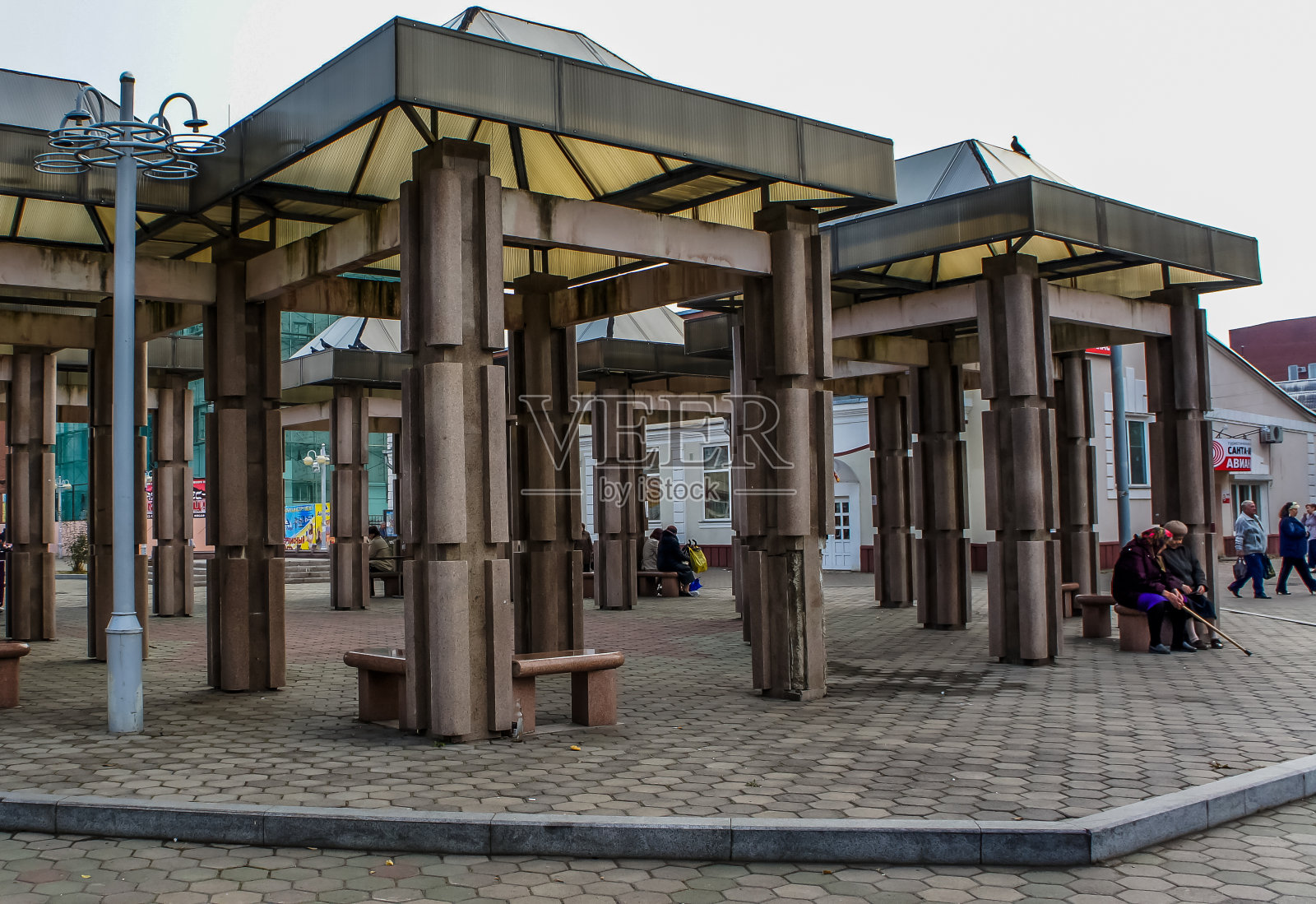 城市景观与街道和人的观点。照片摄影图片